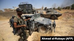 Iraqi forces advance through Tal Afar's Al-Wahda district during an operation to retake the city from Islamic State militants on August 24.