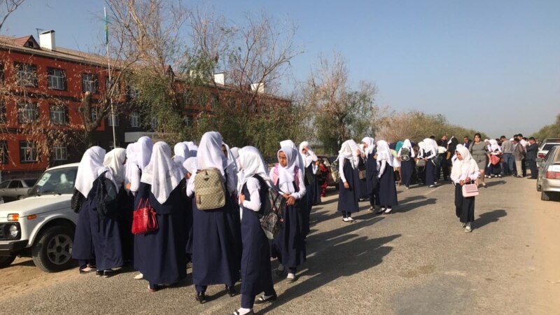 Акимат: большинство учениц в Фердауси сняли хиджабы