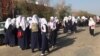 Казакстандын Түркистан аймагындагы мектепте хижаб кийүүнү коргоп чыккан окуучу кыздар