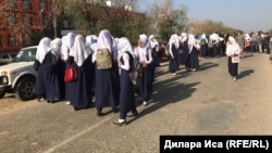 Schoolgirls protest against having to take off their hijab to enter school in the Turkestan region in September 2018.