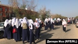 Хиджаб киген оқушылар. Көрнекі сурет.