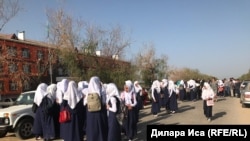 Ученицы в платках, которых администрация школы отказывается допускать на занятия в головных уборах. Туркестанская область, 5 сентября 2018 года.