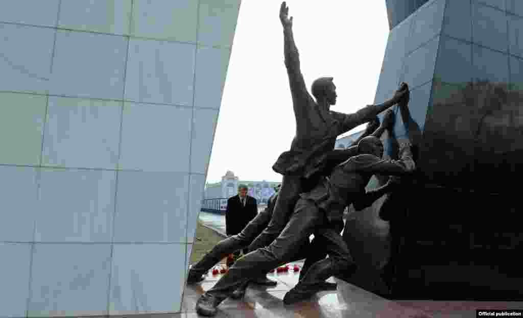 Мамлекет башчы 2002-жылы Аксы окуясында жана 2010-жылы Апрель окуясында эркиндик жана адилеттик үчүн курман болгондордун Бишкек шаарынын Ала-Тоо борбор аянтында жайгашкан Эстелигине гүлчамбар койду. 