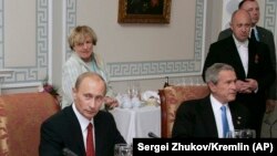 Владимир Путин Жорж Буш билан G8 саммитида. Санкт-Петербург, 2006, 19 июль.