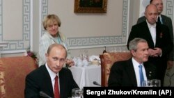 Орусиянын президенти Владимир Путин, АКШнын 43-президенти Жорж Буш жана Евгений Пригожин, 2006-жылдын июль айы.