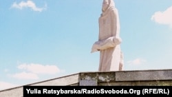 Меморіал жертв Голодомору і політичних репресій на Полі скорботи на околиці Дніпропетровська, архівне фото