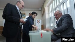 Armenia - A voter casts a ballot in municipal elections in Yerevan, 23 September 2018.