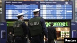 Police patrol the entrance area to Berlin's main railway station. (file photo)