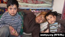 Многодетная мать-одиночка Дильбар Куттыбай с младшими детьми. Шымкент, 13 марта 2017 года.