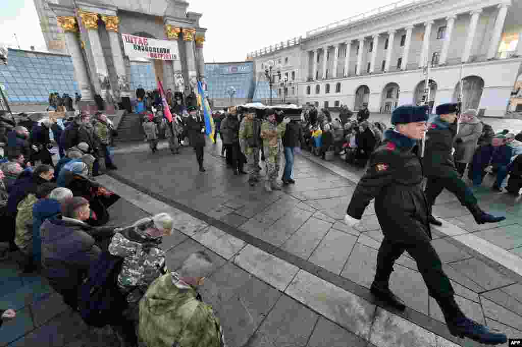 На майдані Незалежності відбулося прощання з бійцем 25-го БТО &laquo;Київська Русь&raquo; Володимиром Андрешківим, який загинув 19 грудня на Світлодарській дузі. Київ, 22 грудня 2016 року