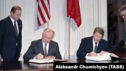 Președinții Mihail Gorbachev (s) și Ronald Reagan (d) la semnarea Tratatului la Washington, 8 decembrie 1987