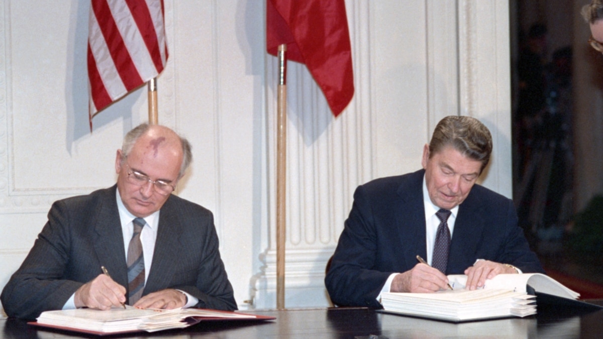 Переговоры рейгана и коля. Горбачев Рейган и Буш в Нью Йорке. Горбачев и Рейган в США. Горбачев в Вашингтоне. Вашингтонский саммит 1987.