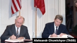 Генсек ЦК КПСС Михаил Горбачев и президент США Рональд Рейган во время подписания Договора о ликвидации ракет средней и меньшей дальности, 8 декабря 1987 года