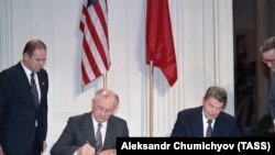 Liderul URSS Mihail Gorbaciov și președintele SUA Ronald Reagan semnând tratatul privind forţele nucleare intermediare,1987
