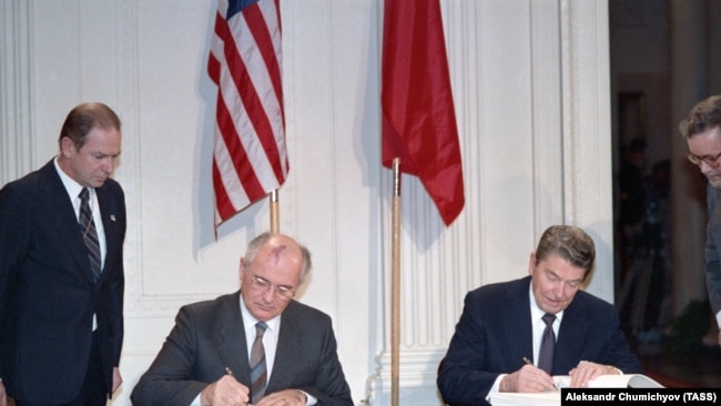 Presidenti i SHBA-së, Ronald Reagan, dhe udhëheqësi sovjetik, Mikhail Gorbachev, në ceremoninë e nënshkrimit të Traktatit të Forcave Bërthamore me Rreze të Mesme. Uashington, 8 dhjetor 1987.