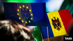 Прапори Молдови і ЄС на мітингу з вимогою відставки президента й уряду, Кишинів, 6 вересня 2015 року