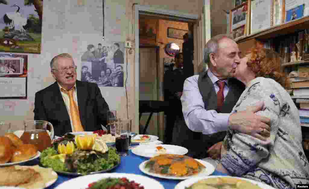 РУСИЈА - Владимир Жириновски, претседателот на руската Либерал-демократска партија, го гледа својот сопартиец додека ја бакнува неговата сопруга честитајќи ѝ и годишнината од нивниот брак. Жириновски, еден од најконтроверзните руски политичари, ја почна својата пред-кампања за претстојните претседателски избори во Русија.