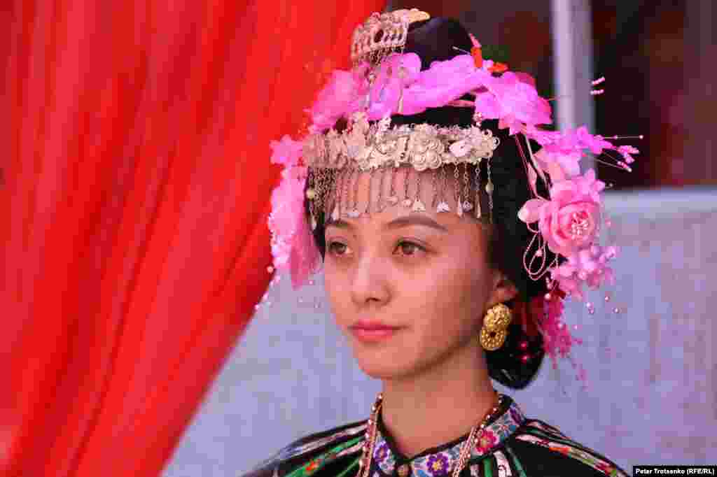 The bride&#39;s hair&nbsp;is decorated with flowers and wedding accessories. In old times, these accessories were made of silver and only brides from wealthy families could have them.&nbsp;