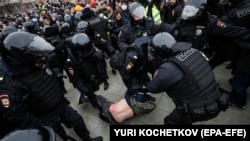 Спецназ полиции задерживает на митинге в Москве. 23 января 2021 года.