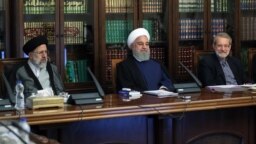 از چپ به راست: ابراهیم رئیسی، رئیس قوه قضائیه، حسن روحانی، رئیس‌جمهوری و علی لاریجانی، رئیس مجلس شورای اسلامی. 