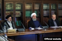 Тодішній президент Хасан Рухані разом із колишнім спікером парламенту Алі Ларіджані (праворуч) та його братом Садеком Ларіджані (ліворуч), який тоді очолював судову владу
