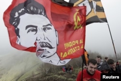 Восхождение на гору со знаменем Сталина в Ставропольском крае, май 2015 года