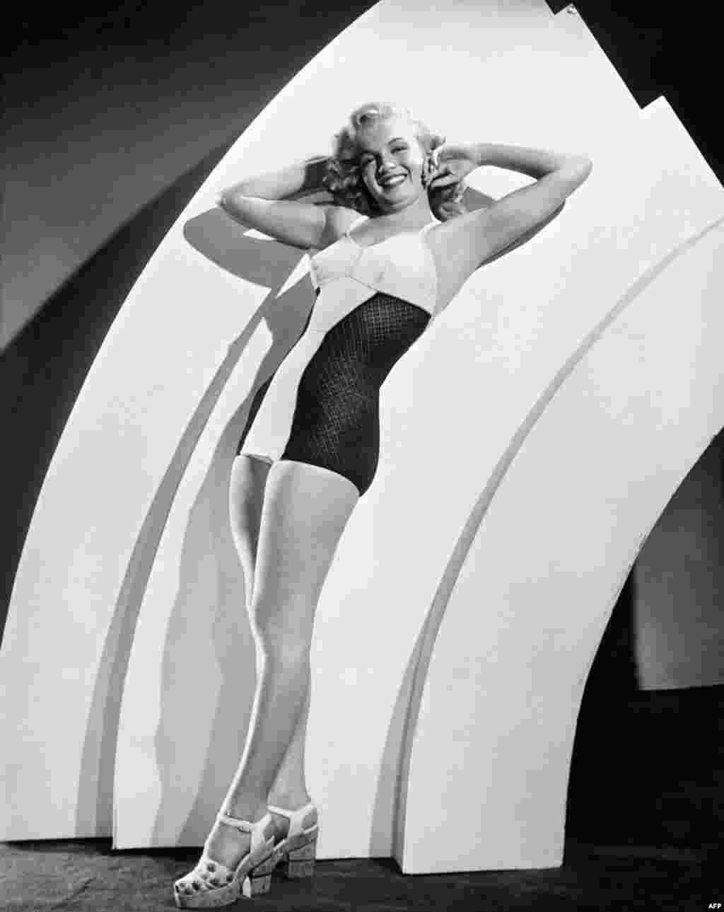 Merilin Monro duke pozuar me rroba banje n&euml; vitin 1950.Aktorja po ashtu ka punuar rregullisht si modele, para se ajo t&euml; b&euml;hej nj&euml; zonj&euml; Hollivudi. 
