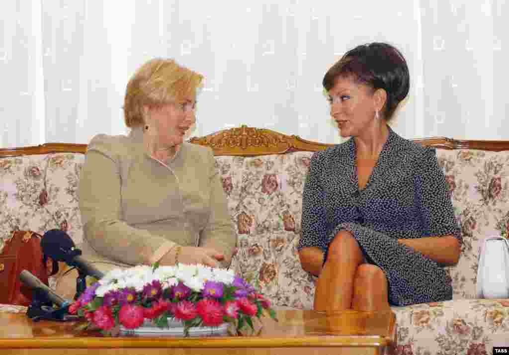 Mehriban Aliyeva meeting with Russian first lady Lyudmila Putina in Baku in September 2003.