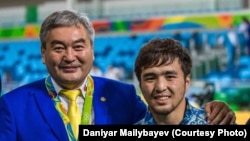 Главный тренер сборной Казахстана по дзюдо Ермек Иманбеков и серебряный призер Олимпиады Елдос Сметов.