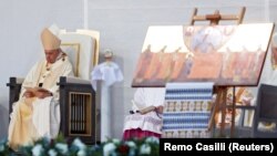 Papa Francisc, lângă o icoană care îi arată pe cei șapte episcopi martiri, la ceremonia de la Blaj