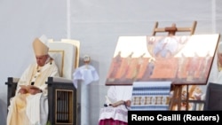 Papa Francisc, lângă o icoană care îi arată pe cei șapte episcopi martiri.