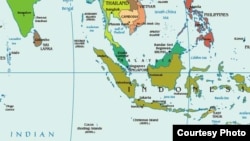 دریای آندامان (در بالای نقش در شمال اندونزی و مالزی) در غرب منطقه‌ای است که جست‌وجو بر بر آن متمرکز بود. تنگه ملاکا درست در پایین آن بین مالزی و اندونزی قرار گرفته است. [برای بزرگ کردن نقشه روی آن کلیک کنید]