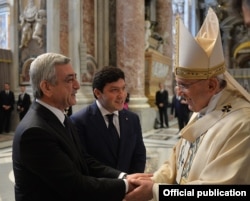 Папа Франциск принимает в Ватикане президента Армении Сержа Саргсяна (слева). 12 апреля 2015 года