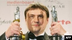 Cristian Mungiu, prezentându-și trofeele în cadrul Festivalului de Film de la Berlin, 1 decembrie 2007