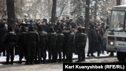 Сотрудники специального подразделения полиции наблюдают за участниками "митинга несогласных". Алматы, 25 февраля 2012 года.