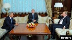 Президент Казахстана Нурсултан Назарбаев (слева), президент Беларуси Александр Лукашенко (в центре) и президент России Владимир Путин. Минск, 26 августа 2014 года.