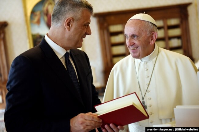 Presidenti i atëhershëm i Republikës së Kosovës, Hashim Thaçi, u prit në një audiencë private nga Ati i Shenjtë, Papa Françesku, në Selinë e Shenjtë në Vatikan, më 28 shtator 2017.