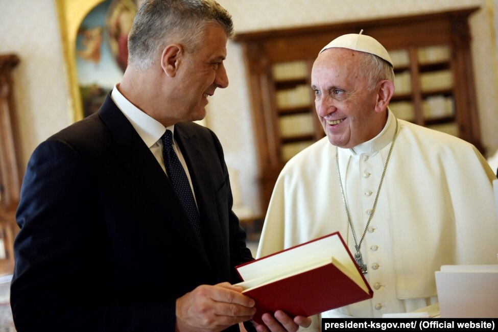 Presidenti i atëhershëm i Republikës së Kosovës, Hashim Thaçi, u prit në një audiencë private nga Ati i Shenjtë, Papa Françesku, në Selinë e Shenjtë në Vatikan, më 28 shtator 2017.