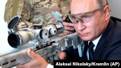 Vladimir Putin Patriot hərbi sərgisində