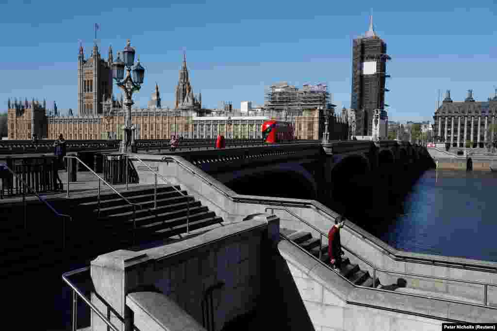 У Великій Британії карантин запровадили 23 березня. Країна стала однією з останніх в Європі, яка запровадила обмеження у зв&#39;язку з розповсюдженням коронавірусу. На фото малолюдний центр міста, поруч будівля парламенту та годинникова вежа Біг Бен, що є однією з найпопулярніших туристичних об&#39;єктів Лондона