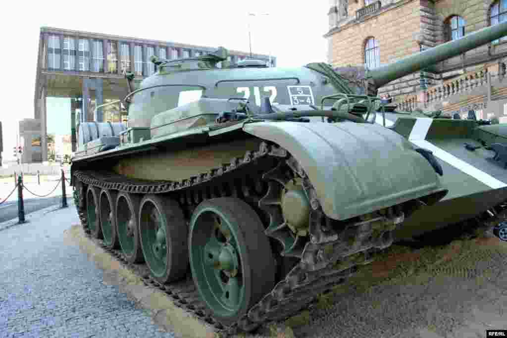 Выставка у Национального музея в Праге "...И пришли танки", посвященная 40-й годовщине ввода войск Варшавского договора в Чехословакию