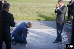 Ниинисто аплодирует, когда Путин касается мемориальной доски со своим именем на площади Saaristomeri в Турку