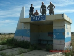 Владимир Скопинов (крайний справа) в районе Дебальцева в мае 2015 года, фото из аккаунта Вадима Васильева