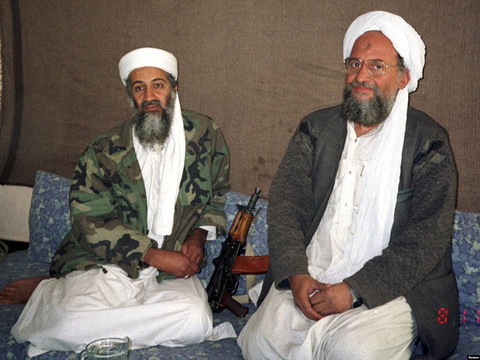 Osama bin Laden sa svojim savjetnikom Ajmanom Zavahirijem tokom intervjua sa novinarom iz Pakistana. 