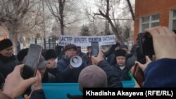 Гражданские активисты выступают перед зданием суда в поддержку Кастера Мусаханулы и Мурагера Алимулы. Зайсан, Восточно-Казахстанская область, 6 января 2020 года.