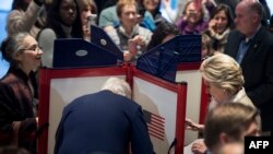 Fostul președinte american Bill Clinton și candidata democrată Hillary Clinton votează la Chappaqua, New York, 8 noiembrie, 2016 
