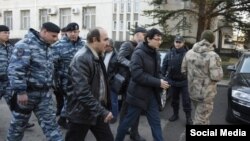 Заир Акадыров (в центре) во время задержания