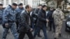 Крымский блогер Заир Акадыров (в центре) во время задержания.