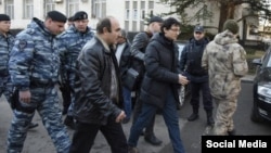 Заир Акадыров (в центре) во время задержания