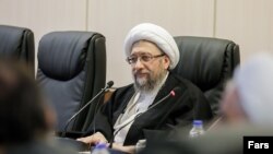 دفتر صادق لاریجانی، رئيس مجمع تشخیص مصلحت نظام، اتهامات علیه اکبر طبری را کذب و خلاف خوانده بود.